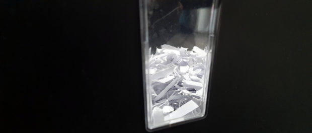 aktenvernichter-schaufenster-auffangkorb Das Schaufenster in den Auffangkorb des Hama Premium X8CD