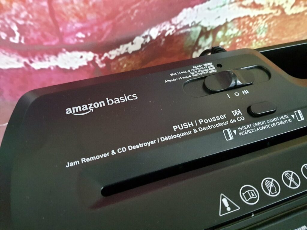 AmazonBasics Aktenvernichter mit Streifenschnitt Bedieneinheit