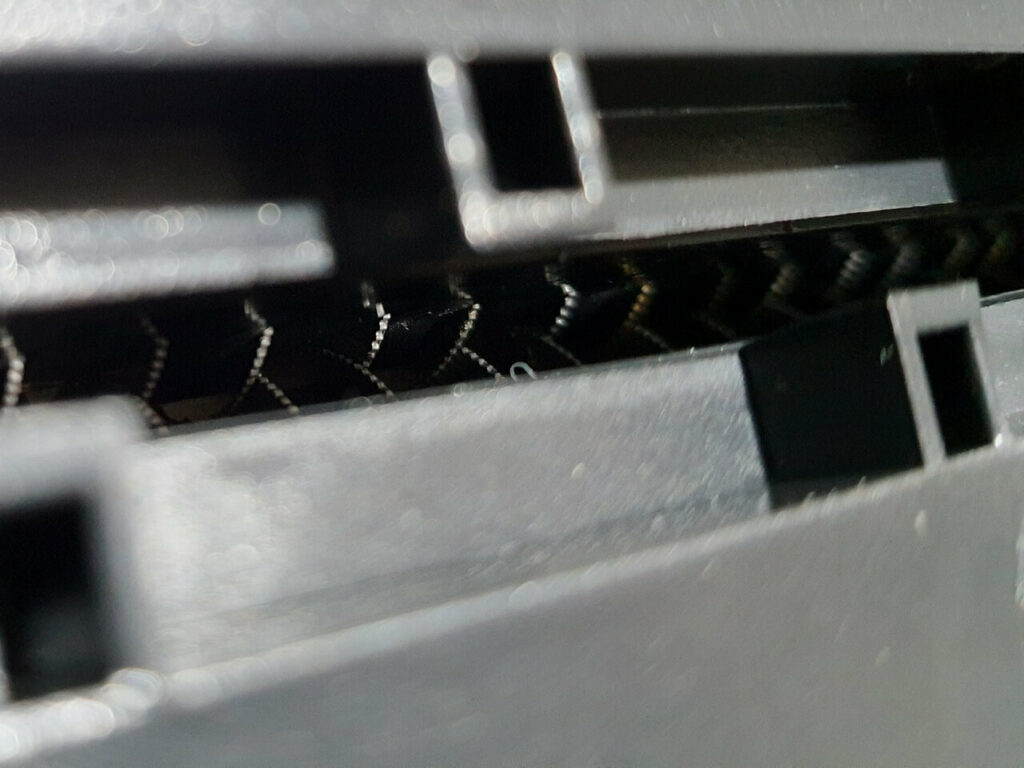 AmazonBasics Aktenvernichter mit Streifenschnitt mit Blick auf die Zähne