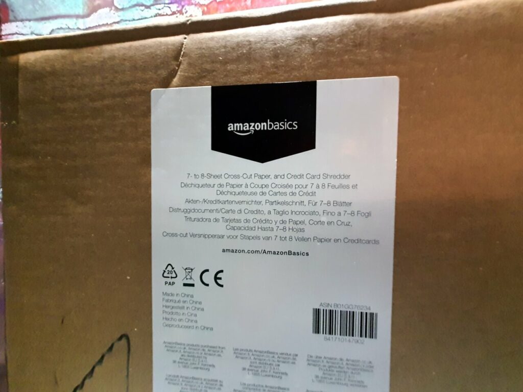 Karton des AmazonBasics Kreuzschnitt Aktenvernichters