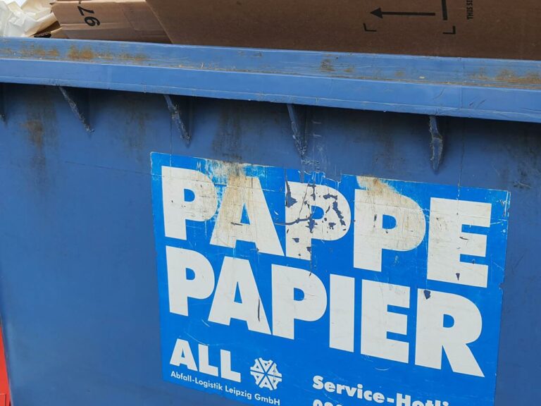 Pappe und Papier in der blauen Tonne