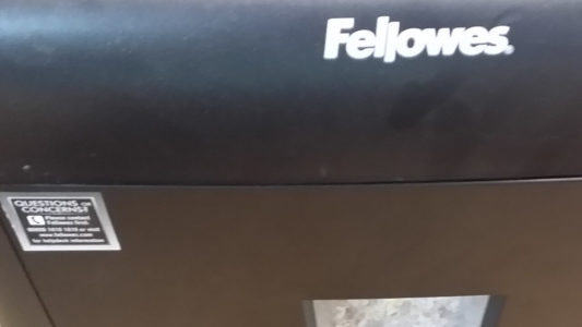 Fellowes Logo auf einem Aktenvernichter
