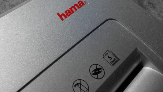 rotes hama Logo auf einem Aktenvernichter