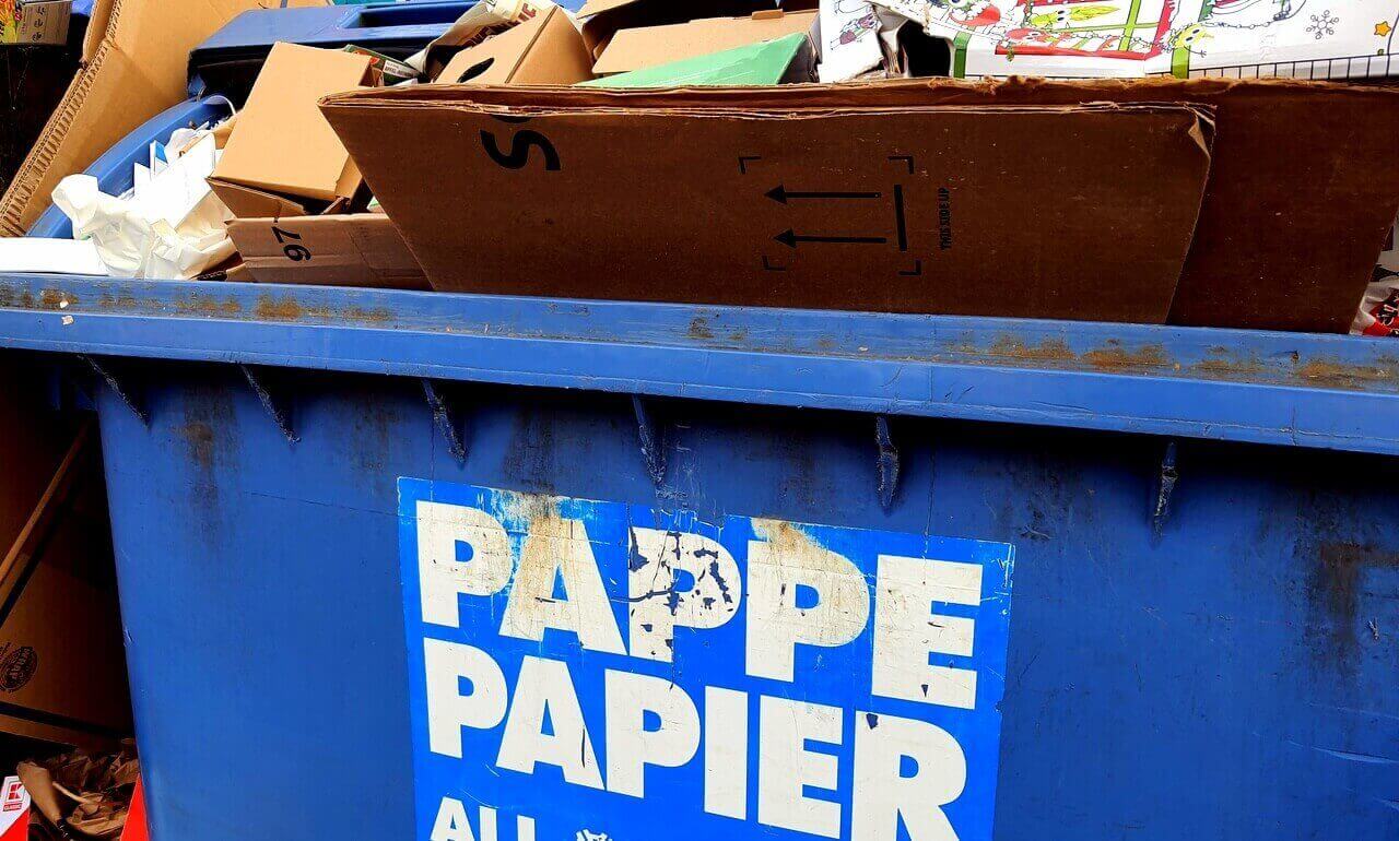 Pappe und Papier in der blauen Tonne